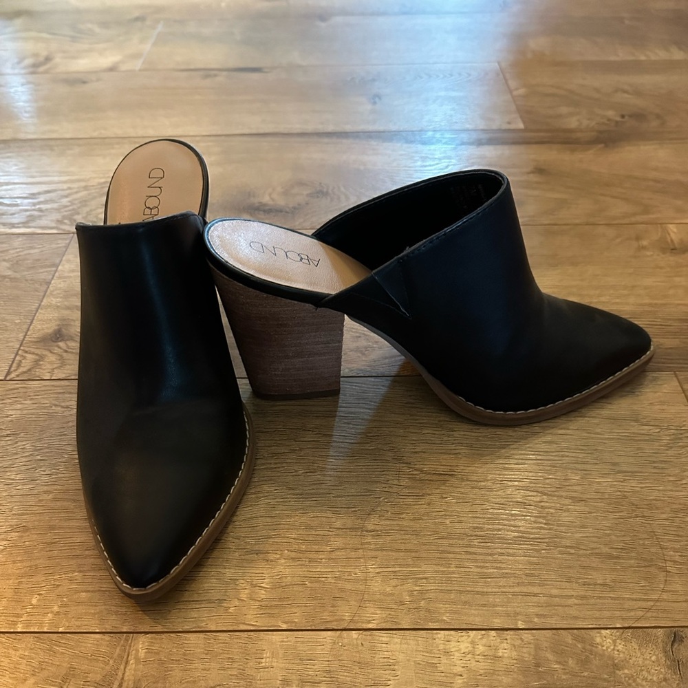 Pointed toe mule with heel